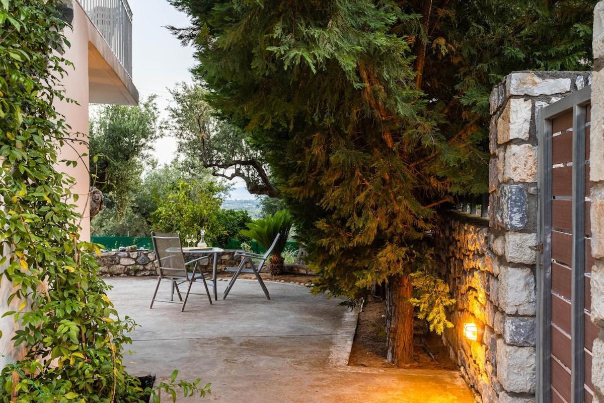 The Secret Garden At Villa Georgia Каламата Экстерьер фото